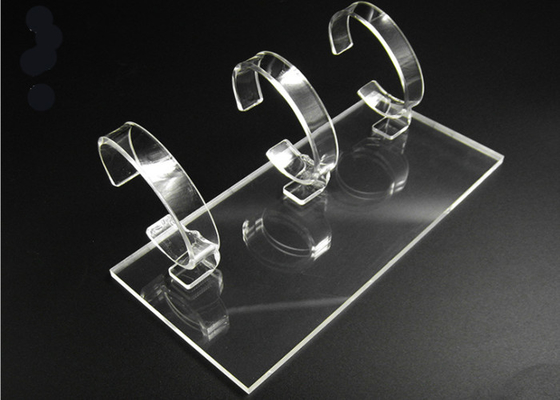A exposição dos suportes do acrílico do CE para o bracelete olha cilíndrico - transparente claro