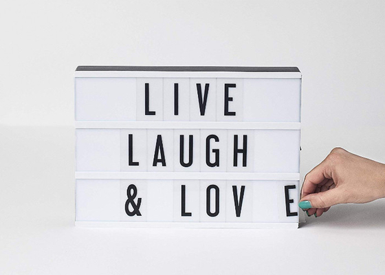 DIY personalizou o cinema que o diodo emissor de luz da caixa leve ilumina acima a caixa de mensagem para a decoração home